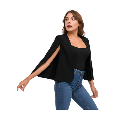 Vue de profil d’une femme en blazer cape noir chic et moderne.