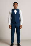 Costume 3 pièces slim fit bleu indigo sans veste, gilet et pantalon assortis avec nœud papillon.