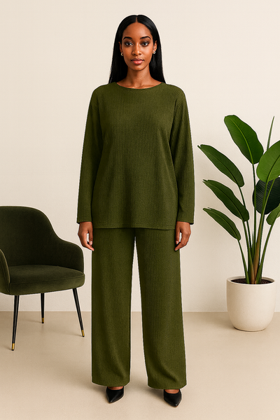 Femme élégante posant avec un ensemble vert olive en maille côtelée, pantalon large et haut ample.