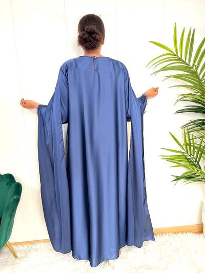 Robe satin avec Cape et plumes - Dana