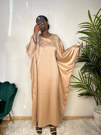 Abaya Satinée Louna – Broderies Fines & Franges Argentées (Du 34 au 64+)