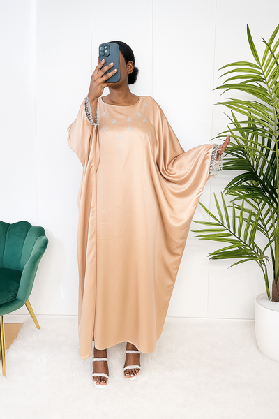 Abaya Satinée Louna – Broderies Fines & Franges Argentées (Du 34 au 64+)