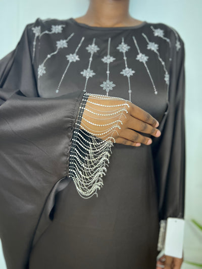 Abaya Satinée Louna – Broderies Fines & Franges Argentées (Du 34 au 64+)