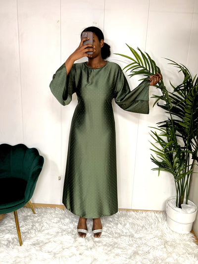 Robe satinée fluide avec strass scintillants et manches évasées – Tina