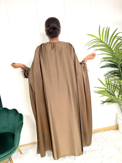 Robe satin avec Cape et plumes - Dana