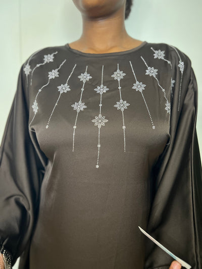 Abaya Satinée Louna – Broderies Fines & Franges Argentées (Du 34 au 64+)