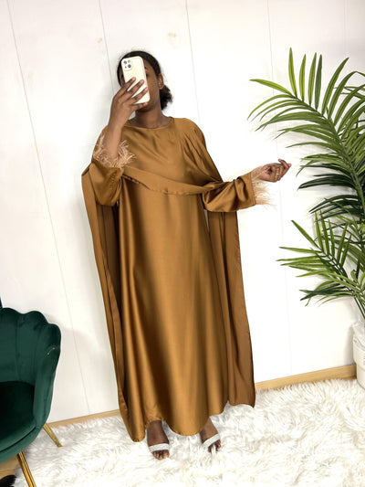 Robe satin avec Cape et plumes - Dana