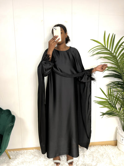 Robe satin avec Cape et plumes - Dana