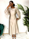 Robe satinée fluide avec strass scintillants et manches évasées – Tina