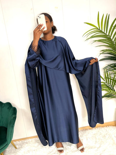 Robe satin avec Cape et plumes - Dana