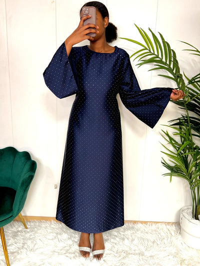 Robe satinée fluide avec strass scintillants et manches évasées – Tina