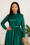 Hafsoit Mode – Robe longue satinée verte émeraude – Tenue de soirée élégante femme – Manches longues – Décolleté strassé – Idéale pour femmes voilées