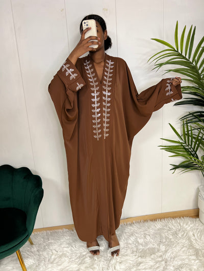 Robe grande taille col brodé de strass