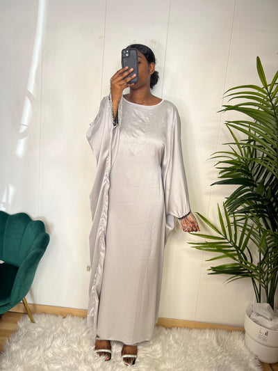 Abaya Satinée Louna – Broderies Fines & Franges Argentées (Du 34 au 64+)