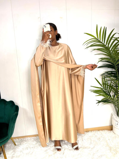 Robe satin avec Cape et plumes - Dana