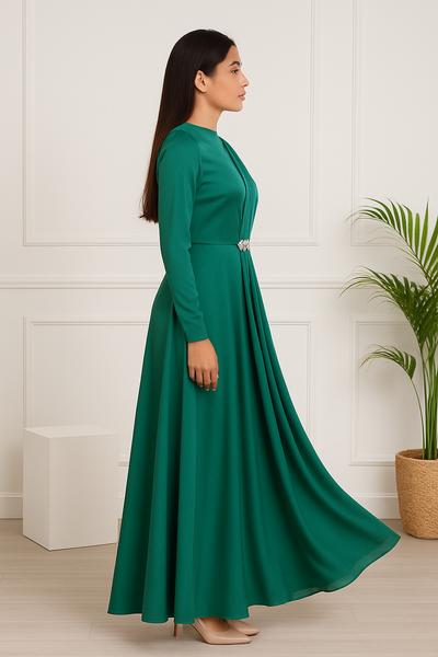 Hafsoit Mode – Robe longue satinée verte émeraude – Tenue de soirée élégante femme – Manches longues – Décolleté strassé – Idéale pour femmes voilées