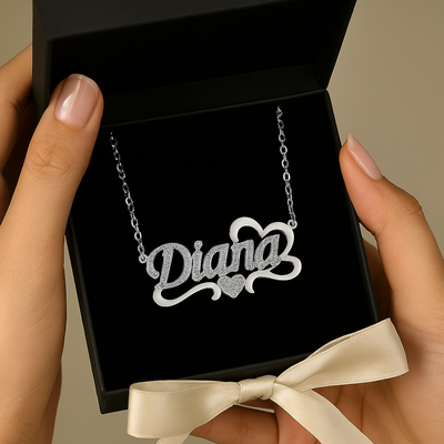 Collier prénom personnalisé Diana couleur argent dans une boîte cadeau noire élégante, bijou femme.