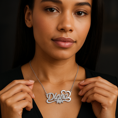 Femme métisse portant un collier prénom personnalisé Diana couleur argent, bijou fantaisie chic.