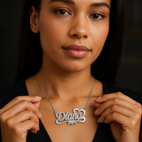 Femme métisse portant un collier prénom personnalisé Diana couleur argent, bijou fantaisie chic.