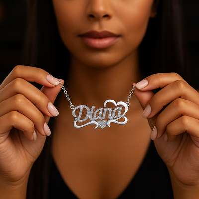 Femme tenant le collier prénom personnalisé Diana couleur argent entre ses mains.