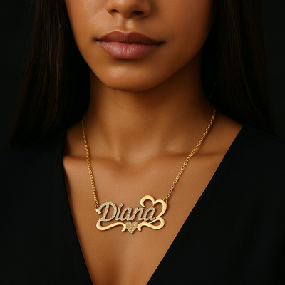 Femme métisse portant un collier prénom personnalisé Diana doré, bijou fantaisie élégant pour femme.