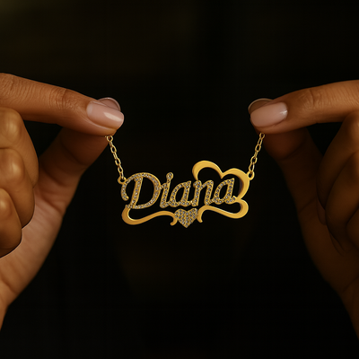 Femme tenant le collier prénom personnalisé Diana couleur or entre ses mains, bijou raffiné.