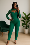Combinaison verte de soirée moderne et raffinée pour femme.