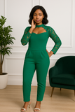 Femme portant une combinaison verte élégante avec décolleté chic.