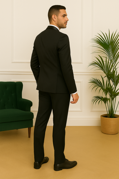 Costume homme bleu nuit avec col noir satiné, vue de dos légèrement de profil.