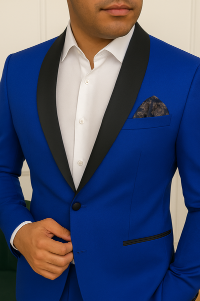 Gros plan sur la veste bleu roi à col noir satiné, mettant en valeur les finitions et la pochette de costume.