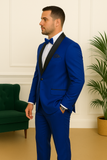 Costume bleu roi pour homme, col satiné noir, vue de profil droit sur fond blanc avec moulures.