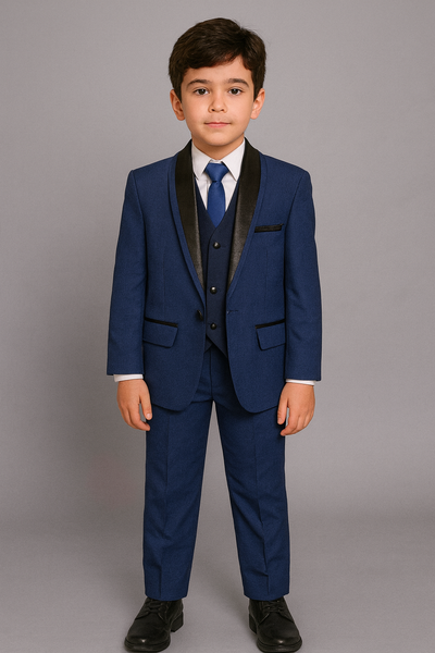 Jeune garçon debout portant un costume bleu marine 3 pièces avec veste et cravate.
