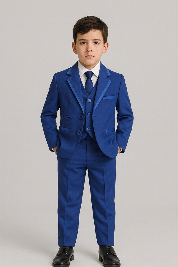 Jeune garçon en costume bleu royal 3 pièces avec veste et cravate.