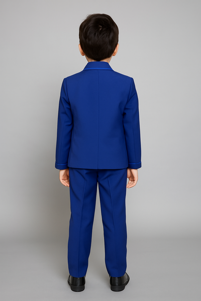 Vue de dos d’un garçon portant un costume bleu royal élégant.