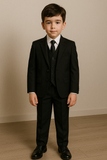 Costume de cérémonie noir pour garçon, vue de face, avec chemise blanche et cravate.