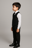 Costume enfant noir avec gilet et chemise blanche, vue de profil.