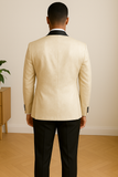 Costume homme ivoire brocart – vue de dos, coupe ajustée, col satiné noir et détails brocards visibles.