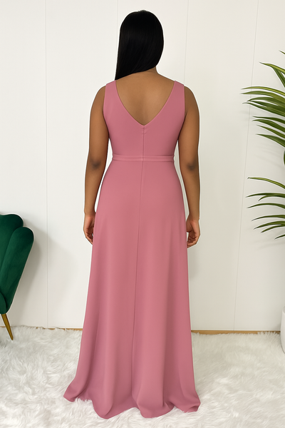 Vue arrière d’une robe de soirée longue mauve avec dos en V et jupe fluide.