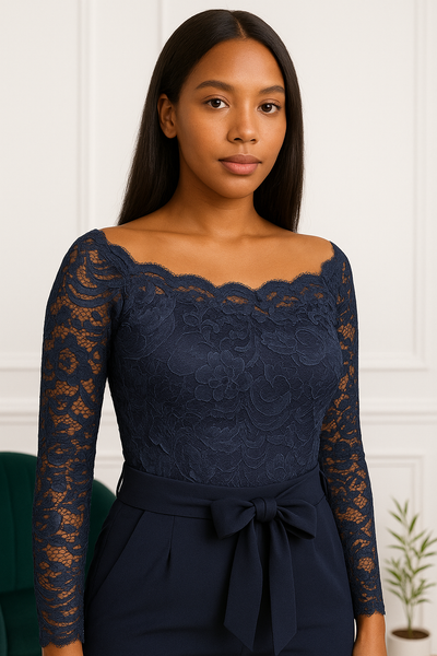 Gros plan haut du corps, combinaison bleu marine en dentelle manches longues, femme sophistiquée.