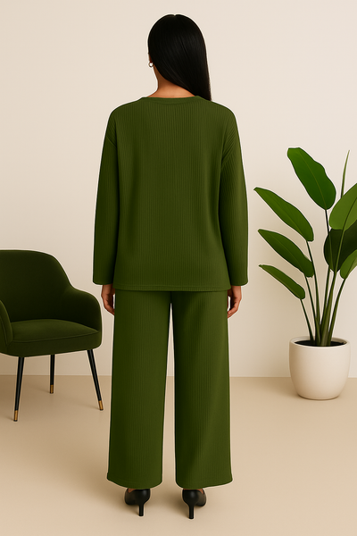Vue de dos d’un ensemble vert olive en maille côtelée, coupe fluide et confortable.