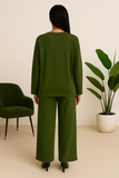 Vue de dos d’un ensemble vert olive en maille côtelée, coupe fluide et confortable.