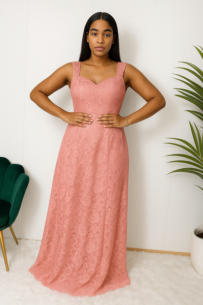 Femme portant une robe longue en dentelle vieux rose, vue de face, élégante et raffinée.