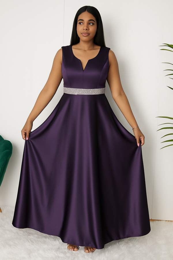 Femme portant une robe longue violette satinée Hafsoit Mode, ceinture argentée scintillante.