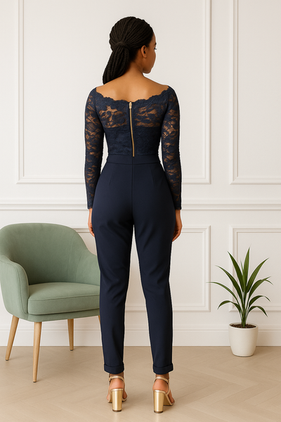 Vue de dos, combinaison bleu marine en dentelle avec fermeture éclair, femme debout élégante.