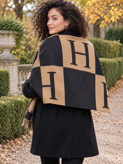 Grande étole camel et noire portée avec une tenue noire