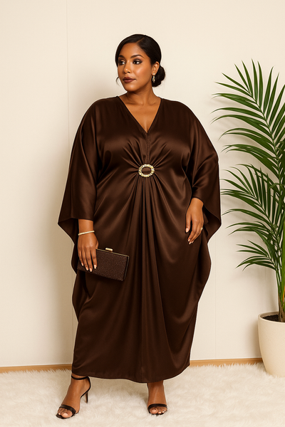 Robe caftan satin bronze grande taille – vue de face élégante avec broche dorée