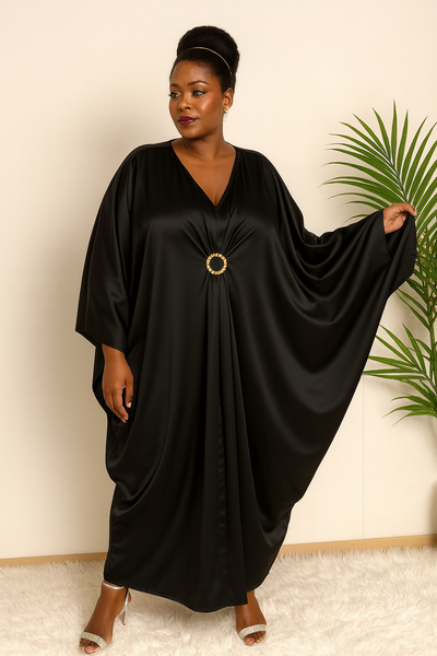 Robe caftan satin noir grande taille – vue de face élégante avec broche dorée