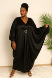 Robe caftan satin noir grande taille – vue de face élégante avec broche dorée