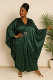 Robe caftan satin vert émeraude grande taille – vue de face élégante avec broche dorée