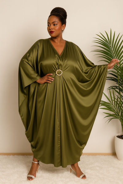 Robe caftan satin vert kaki grande taille – vue de face élégante avec broche dorée